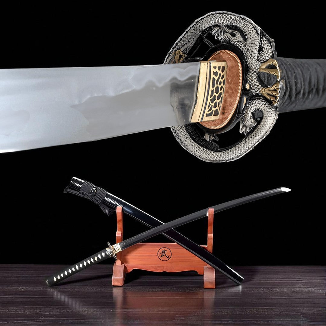 Katana Ryūjin (Acciaio T10 Damasco & Hamon Autentico) - vista principale su supporto